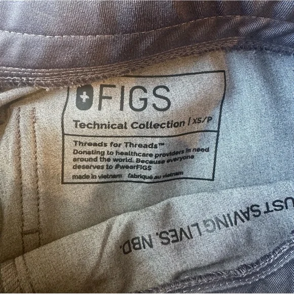 FIGS Women’s Grey Scrub Set Jogger Pants V-Neck Top Technical Collection Size XS - Picture 12 of 12